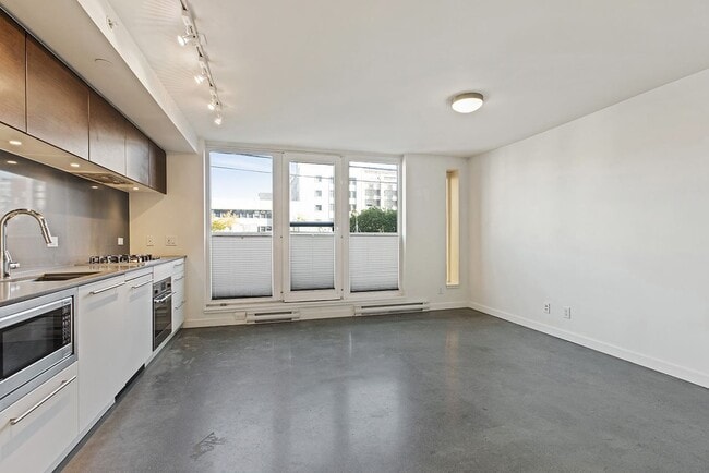 Building Photo - 150 Cordova St E
