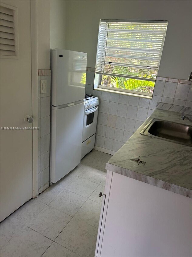 Foto del edificio - 8210 Byron Ave