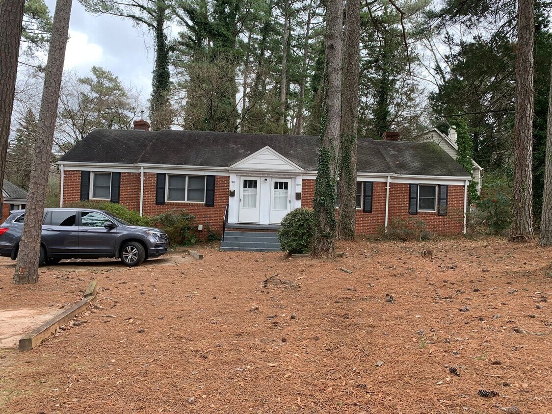 Foto principal - Prime Location Near Wade Avenue!