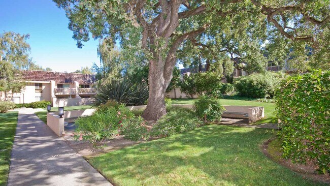Building Photo - 675 Sharon Park Dr