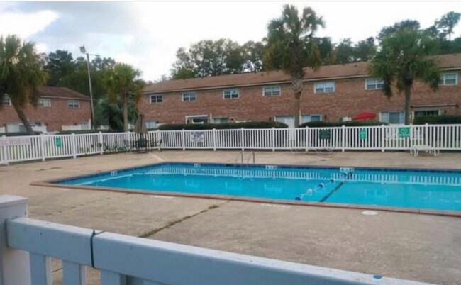 Building Photo - 108 Pinewood St