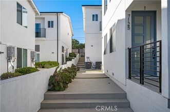 Building Photo - 7125 S La Cienega Blvd