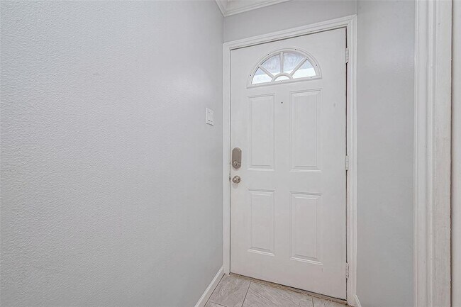 Building Photo - 2710 Briarhurst Dr
