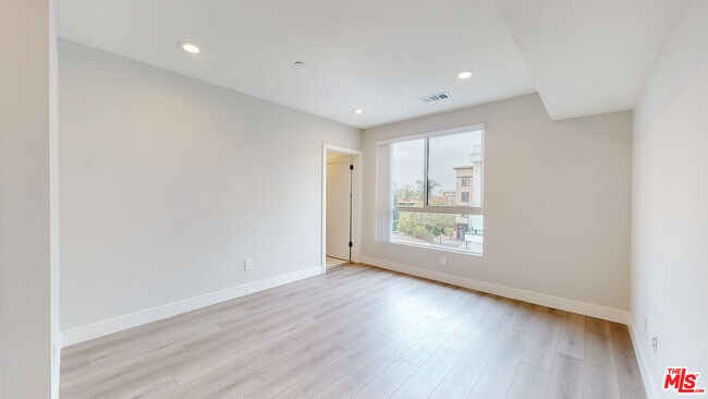 Foto del edificio - 1214 1/2 N Orange Dr