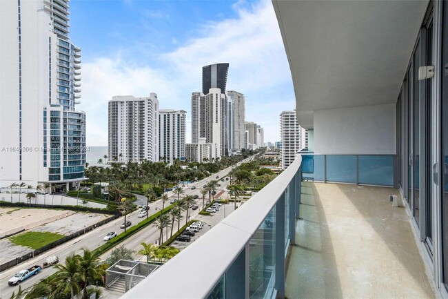 Foto del edificio - 17550 Collins Ave