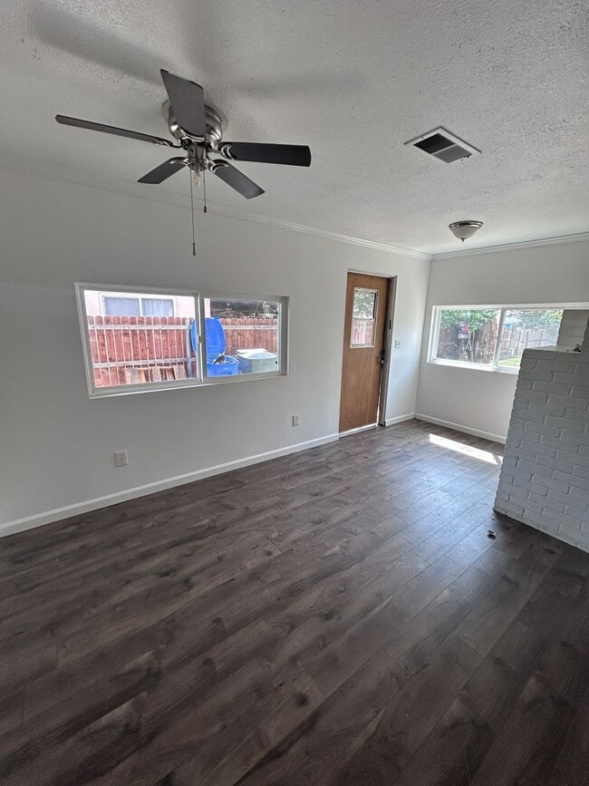 Foto del edificio - Move in Ready in North Hanford Central air/heat, lawn service included