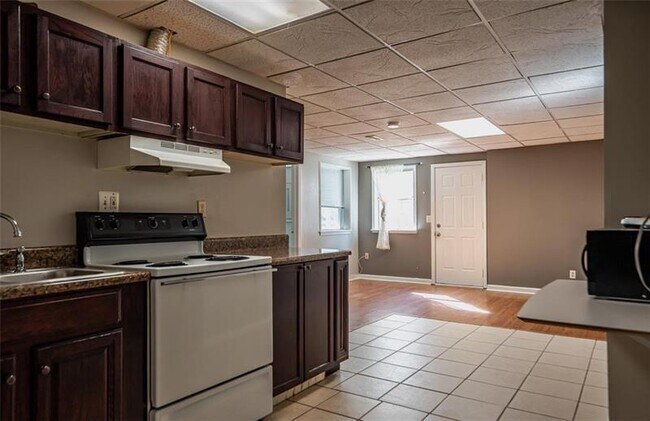 Building Photo - 2601 Woodside Dr