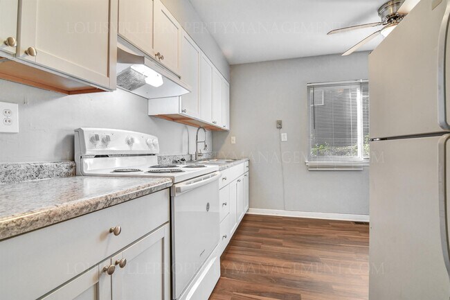 Building Photo - 2425 Lindsay Ave