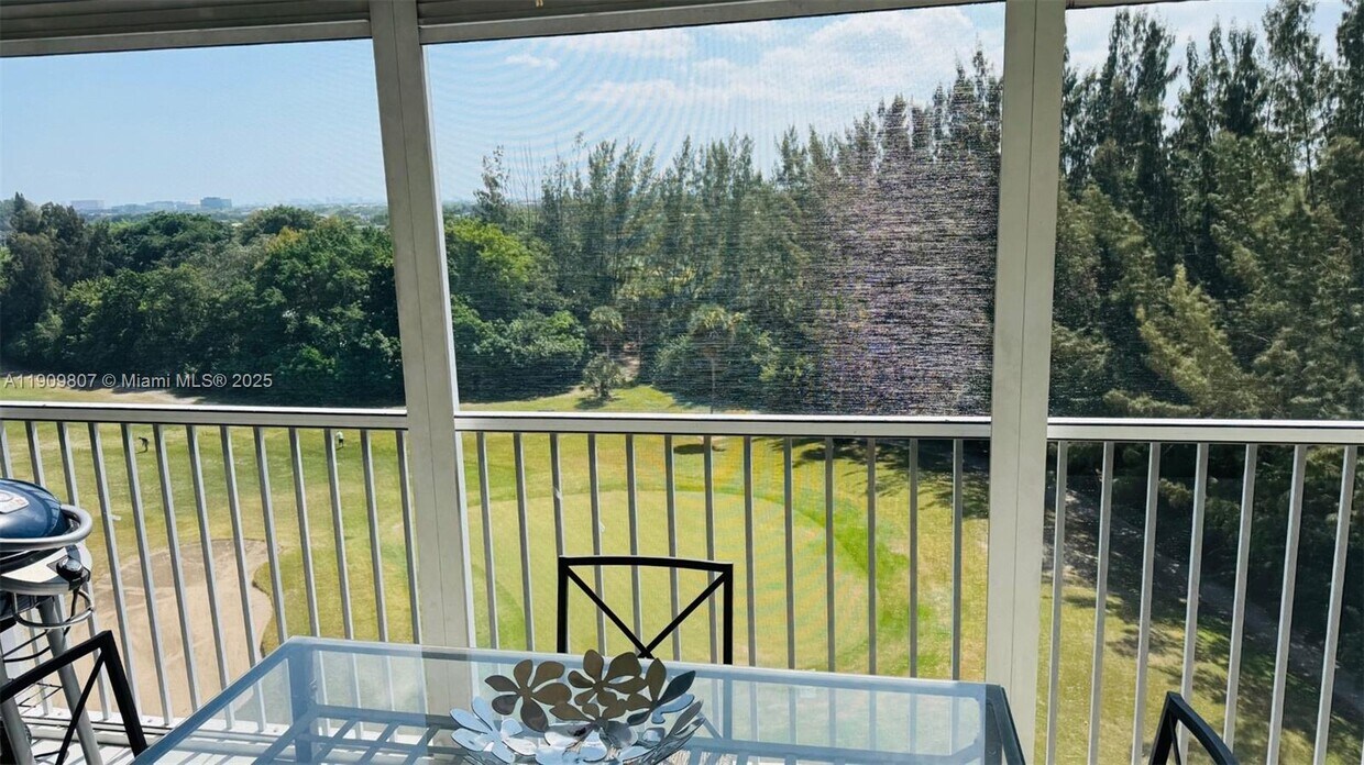 Foto principal - 3150 N Palm Aire Dr