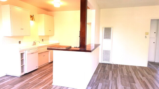 Building Photo - 1150 Manhattan Beach Blvd