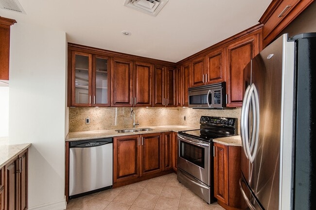 Building Photo - 2000 Drummond St