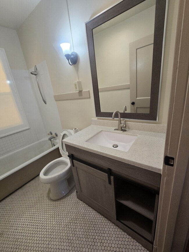 Building Photo - 2011 6th Ave E