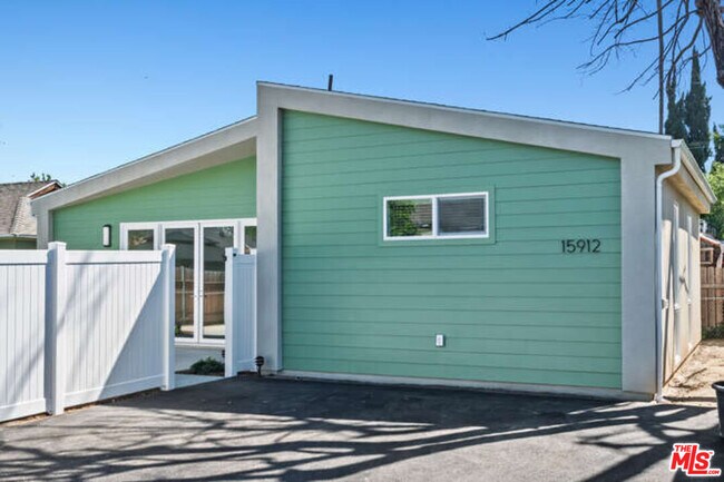 Foto del edificio - 15912 Vose St