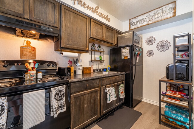 1BR, 1BA - 659SF - Kitchen - Legacy Sherman