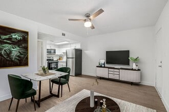 Building Photo - Aster on University