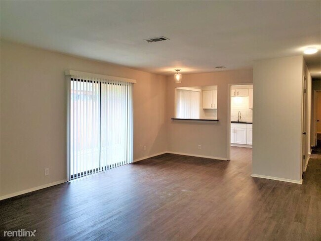 Building Photo - 1005 Westwood Dr