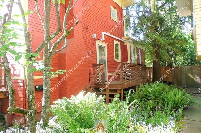 Building Photo - 1327 SE Nehalem St