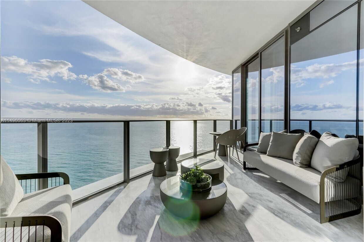 Foto principal - 15701 Collins Ave