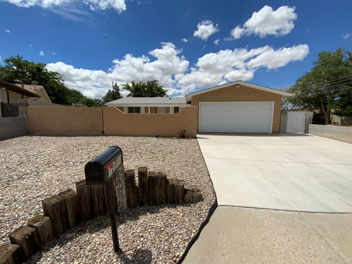 Foto principal - 4 Bedroom Single Story Home Available Near...