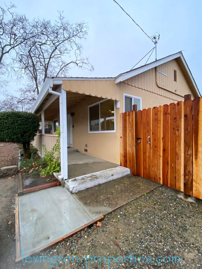Foto del edificio - Beautifully Remodeled, 3BD/1BA Home, Avail...