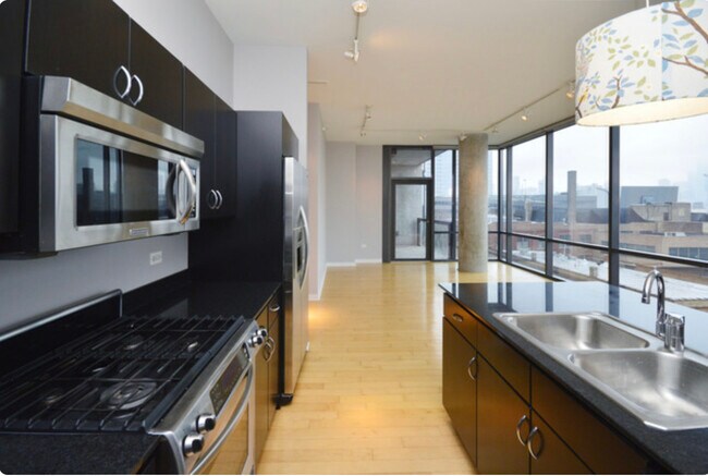 Building Photo - 860 W Blackhawk St