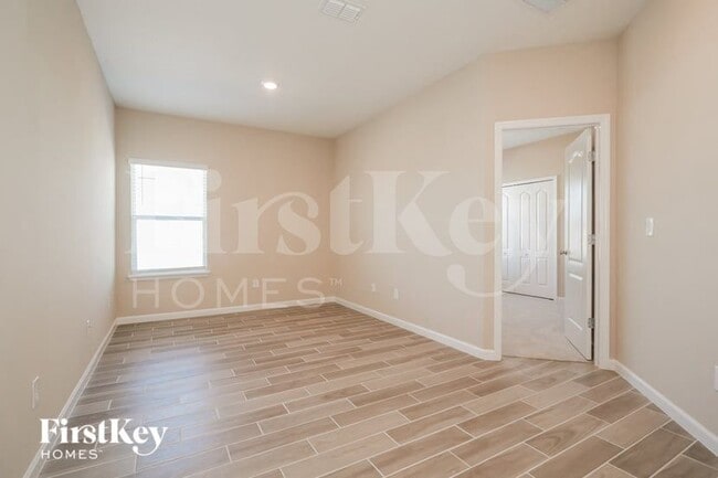 Foto del edificio - 413 Stone Arbor Ln