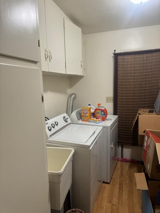Shared laundry - 2290 Douglas Rd