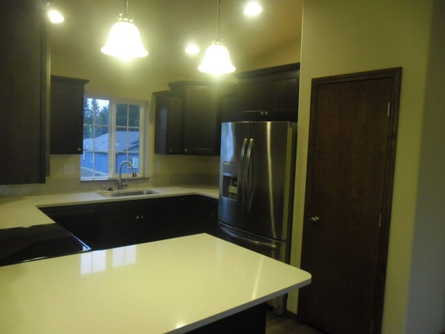Building Photo - Newer Split Entry 4 Bedroom 3 Bath Home