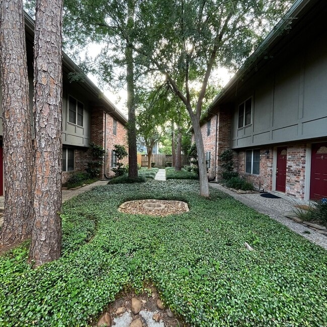 Building Photo - 515 Tallowood Rd