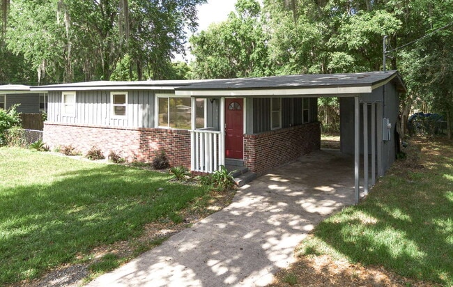 Building Photo - "Cozy 3-Bedroom Gem with a Gated Private B...