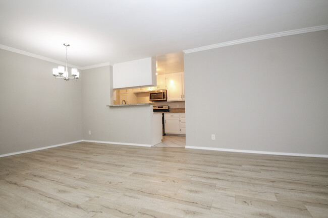 Building Photo - 320 S Clark Dr