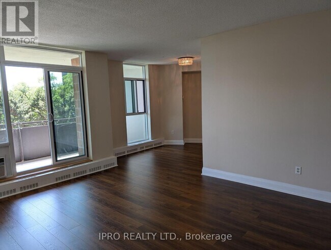 Photo du bâtiment - 5250-5250 Lakeshore Rd.