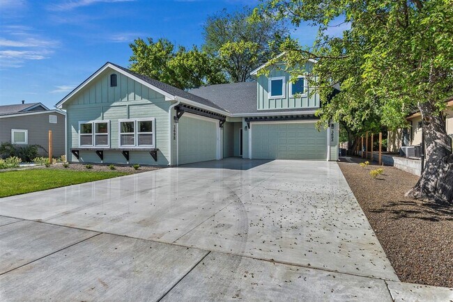 Foto del edificio - Beautifully finished 3 bedroom, 2 1/2 bath...