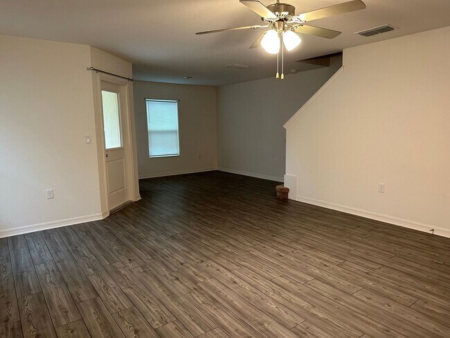 Foto del edificio - 3BR Townhome in Tavares with Open Floor Plan & Community Playground