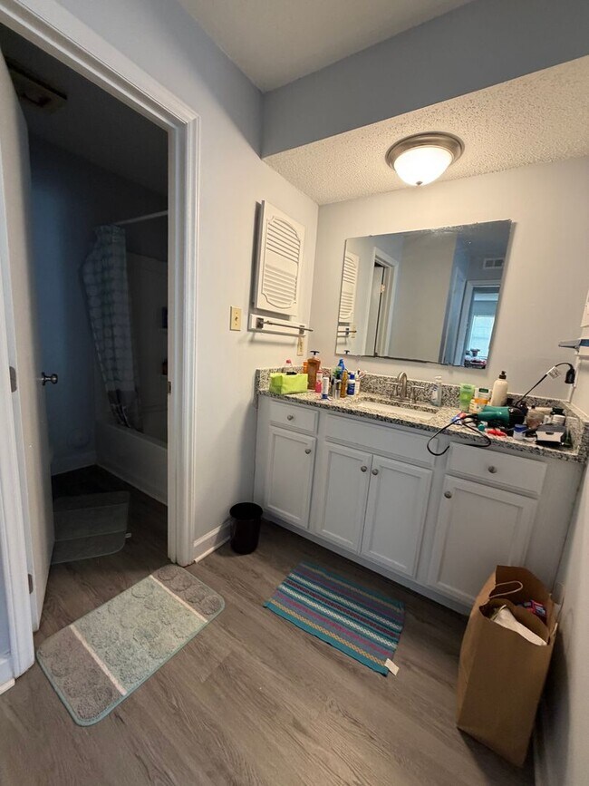 Foto del edificio - 2 bedroom 2 bath Updated Condo at Avery Close! ON THE WOLFLINE!