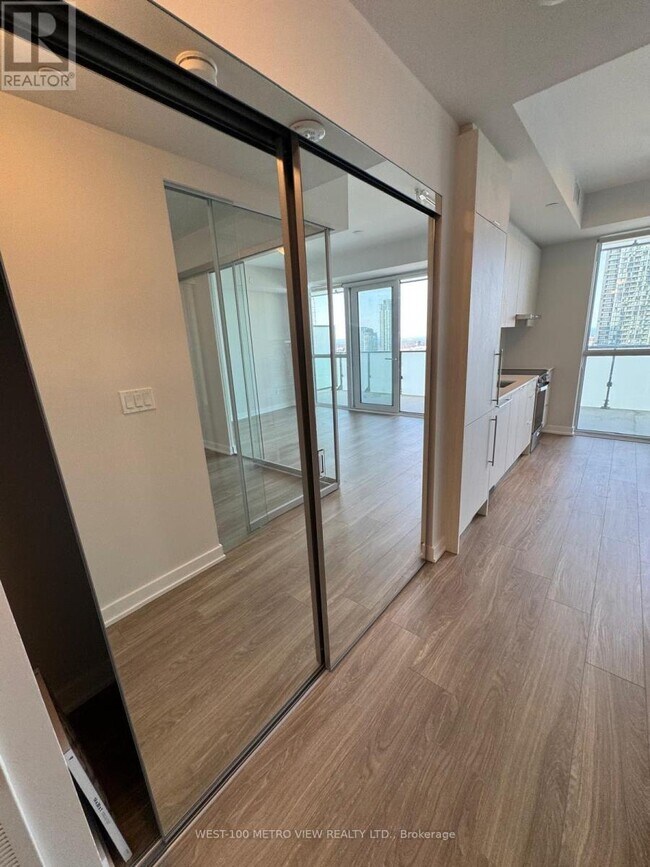 Photo du bâtiment - 430 Square One Dr
