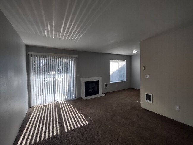 Foto del edificio - Ground Floor 2 BR 2BA with Storage & w/d