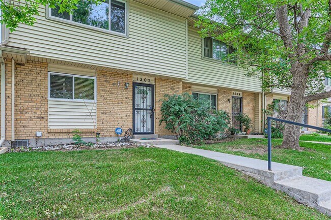 Foto del edificio - Charming 3 Bedroom 2 Bath Townhome In Aurora!