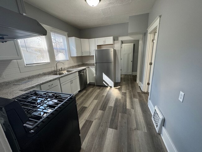 Building Photo - New Moline Rental Ready Now