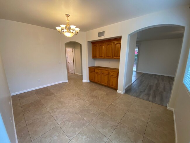 Foto del edificio - NW Two Story Visalia Home Available Now!