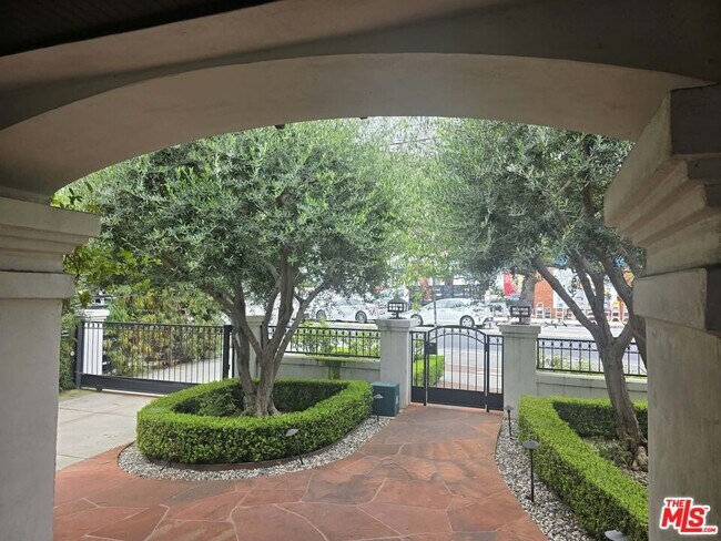 Foto del edificio - 2500 Hyperion Ave