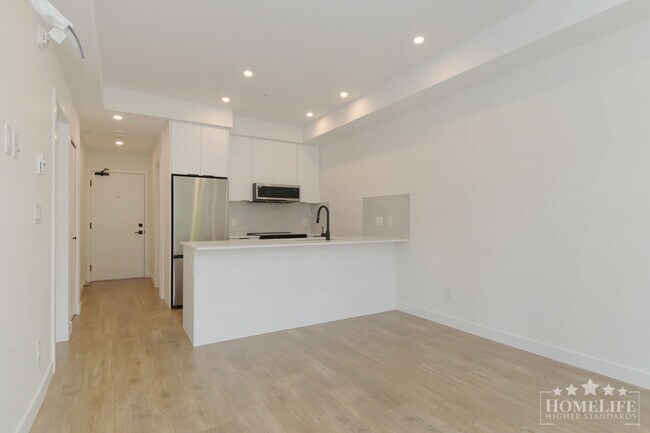 Photo du bâtiment - Brand New 1 Bed + Den, 1 Bath Condo for Rent at Viva in Surrey