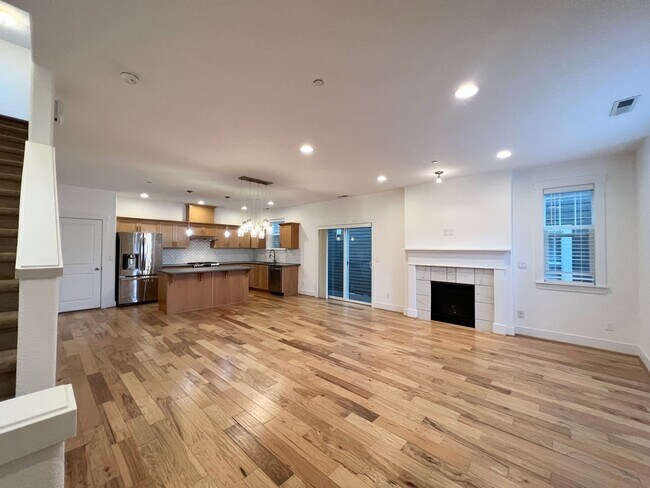 Building Photo - Beautiful 4 Bed, 2.5 Bath Home with Two Car Garage!