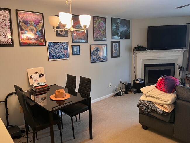 Building Photo - 8 Rose Ln