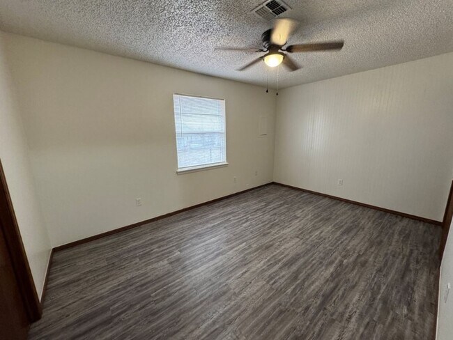 Foto del edificio - 2 bed one bath duplex in Blanchard!