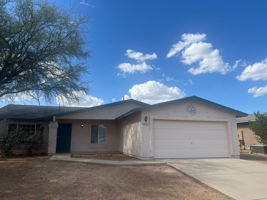 Foto principal - NICE 3 BEDROOM IN RITA RANCH WITH GREAT FL...