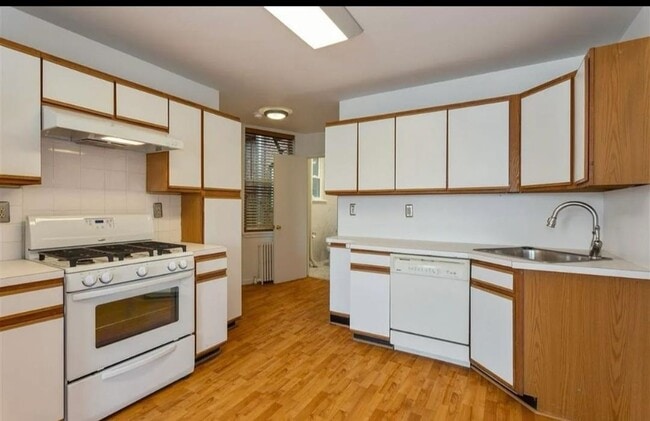 Building Photo - 27 66th St