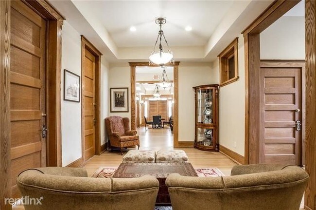 Foto del edificio - 1 br, 2 bath  - 2105 N Meridian St Unit 200