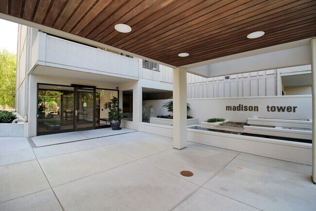 Foto del edificio - View View View! Exquisitely Updated 2 Bedroom Condo at The Renowned American Plaza