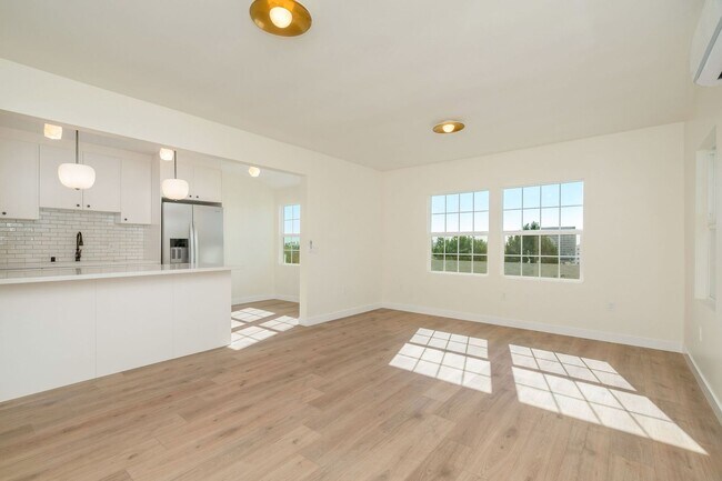 Interior Photo - 2053-2067 N. Argyle Ave